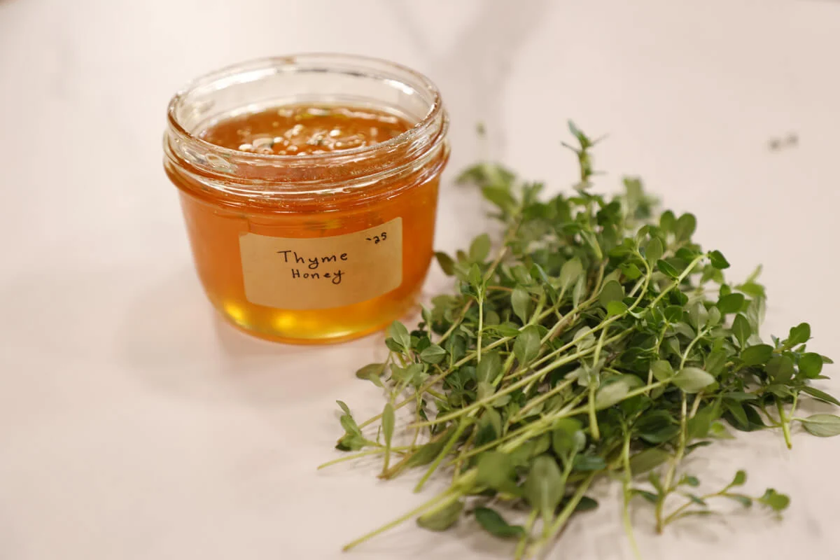 Gelaagde zintuiglijke infusie met botanische groen-, honing- en neveltonen